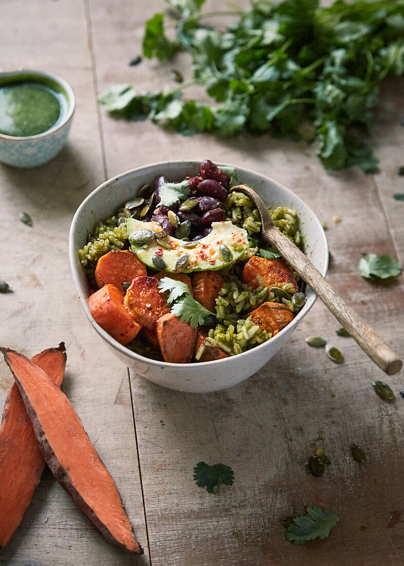 Burrito Bowl mit Vollkornreis, Süsskartoffeln und schwarzen Bohnen