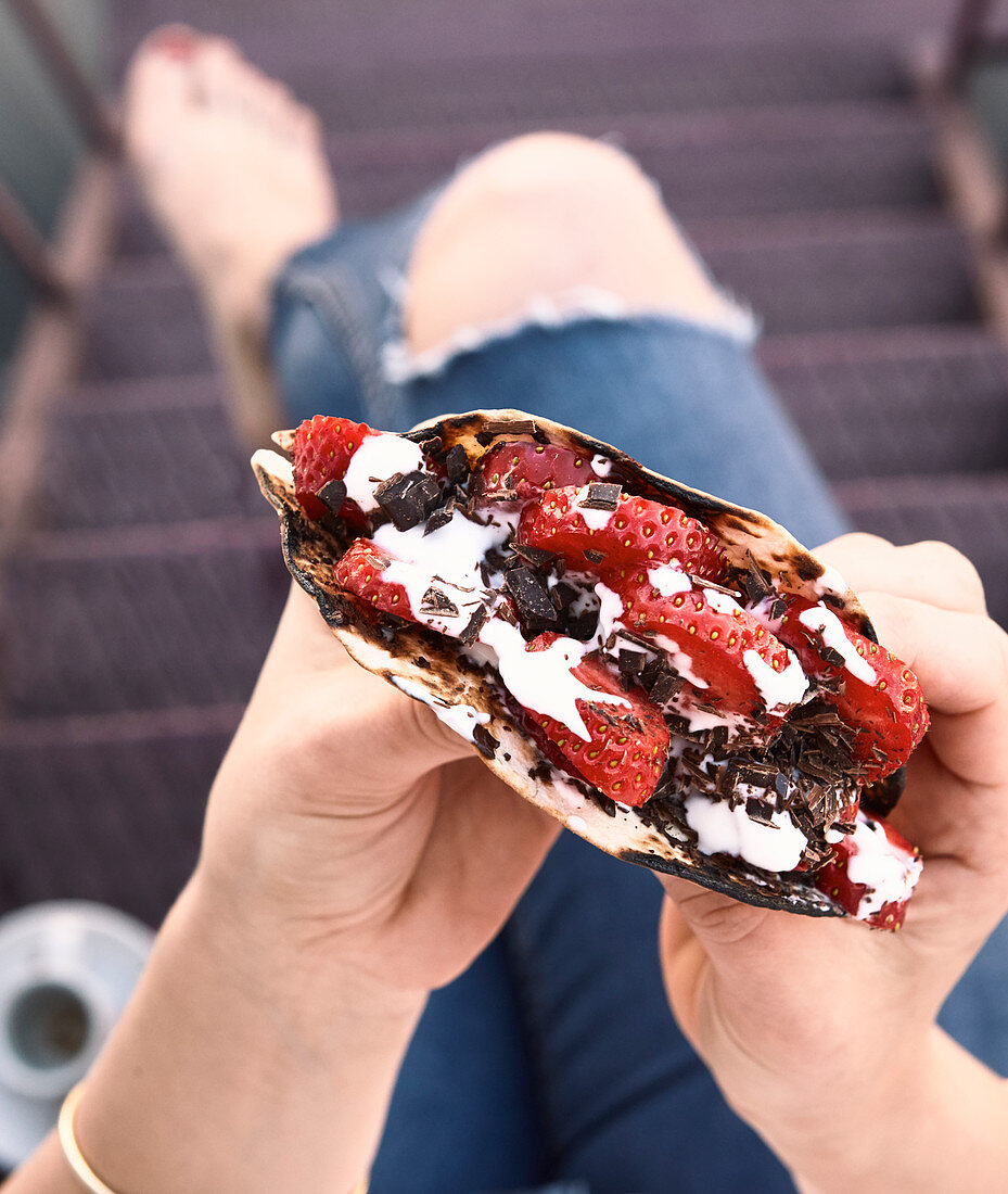 Kokos-Tortillas mit Erdbeeren, Joghurt und Schokolade