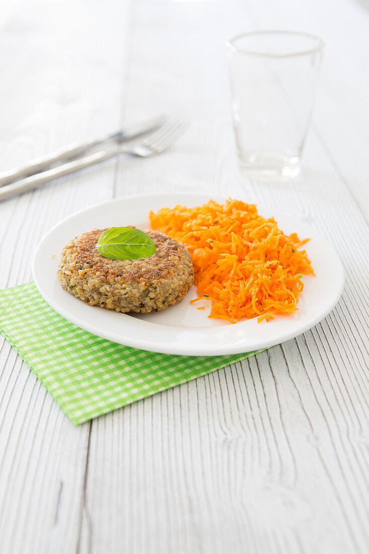 Quinoa-Bulgur-Laibchen mit Pesto und geraspelten Karotten