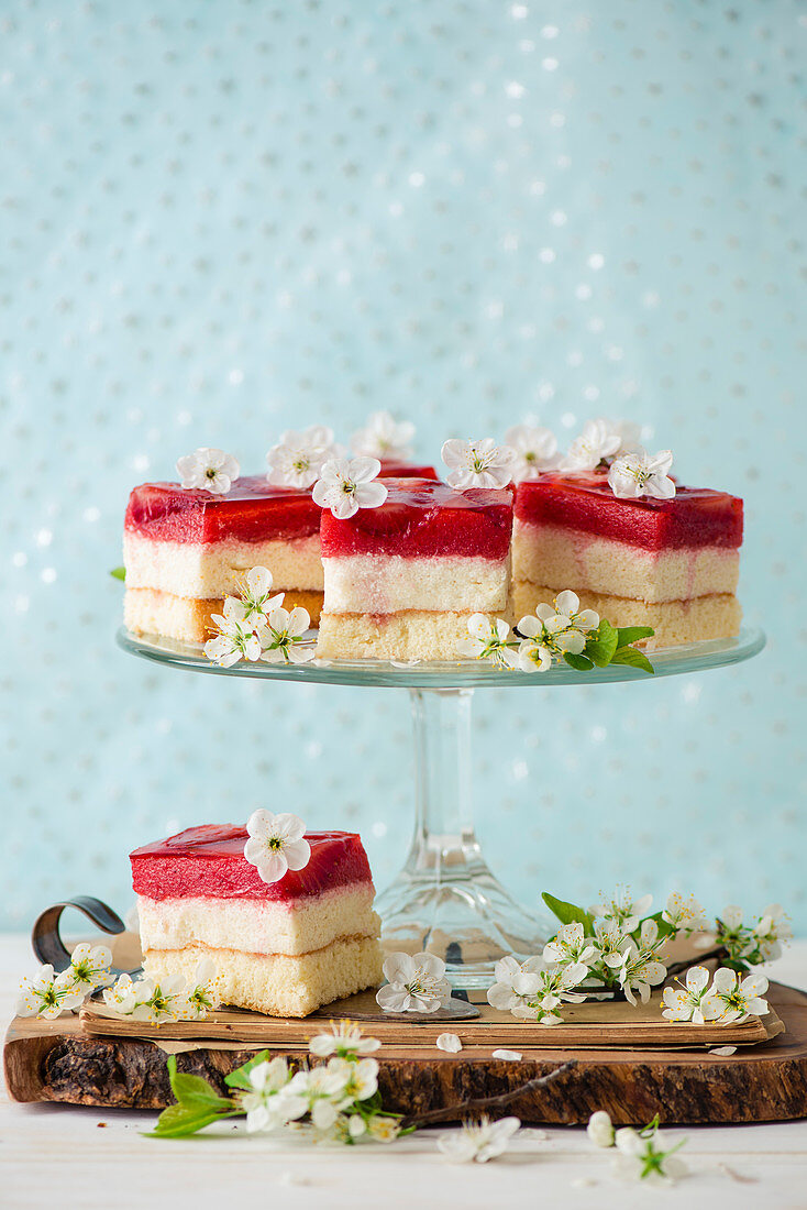 Schichtkuchen mit Griesspudding und Erdbeermousse