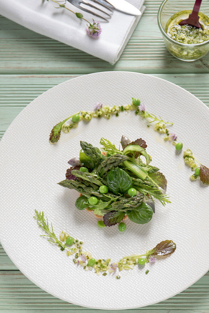 Törtchen mit Spargel und Erbsen