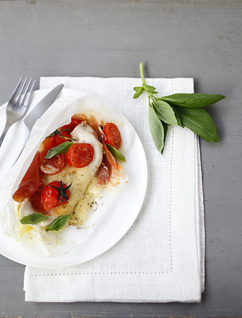 Hähnchenbrust mit Mozzarella, Parmaschinken, Kirschtomaten und Basilikum, im Backpapier gegart