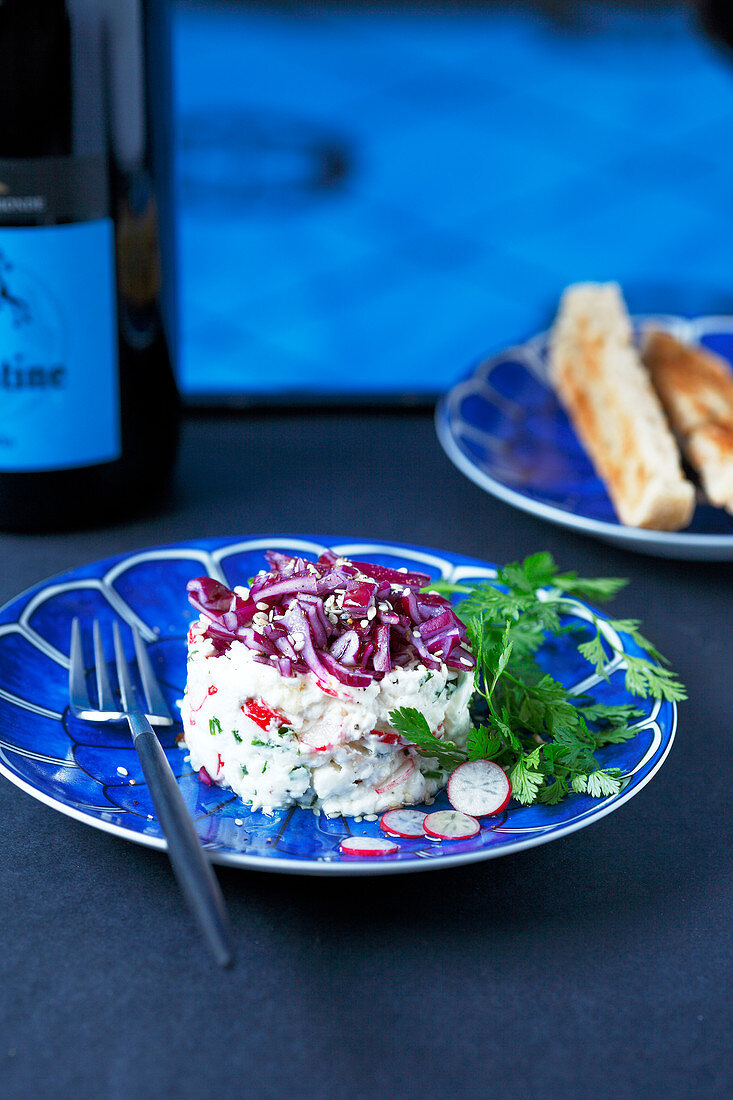 Frischkäse-Timbale mit Radieschen, Schnittlauch, Rotkohl und Sesam