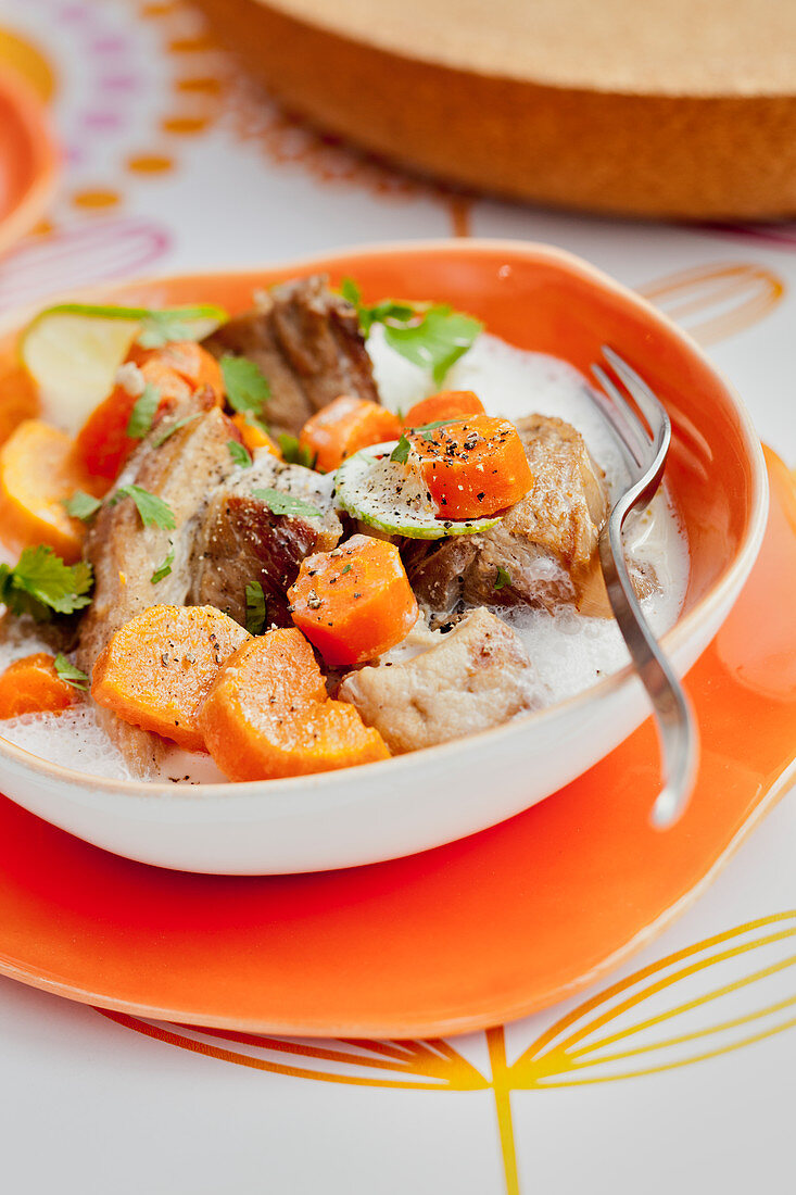Blanquette de veau (Kalbsragout, Frankreich) mit Schweinefleisch, Karotten, Kokosmilch und Limette