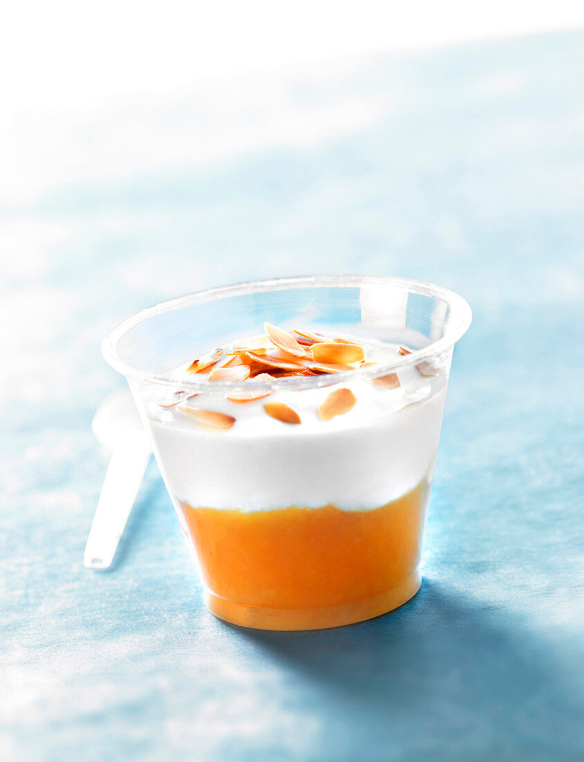 Gläschen Aprikosenmus mit Joghurt und gerösteten Mandeln