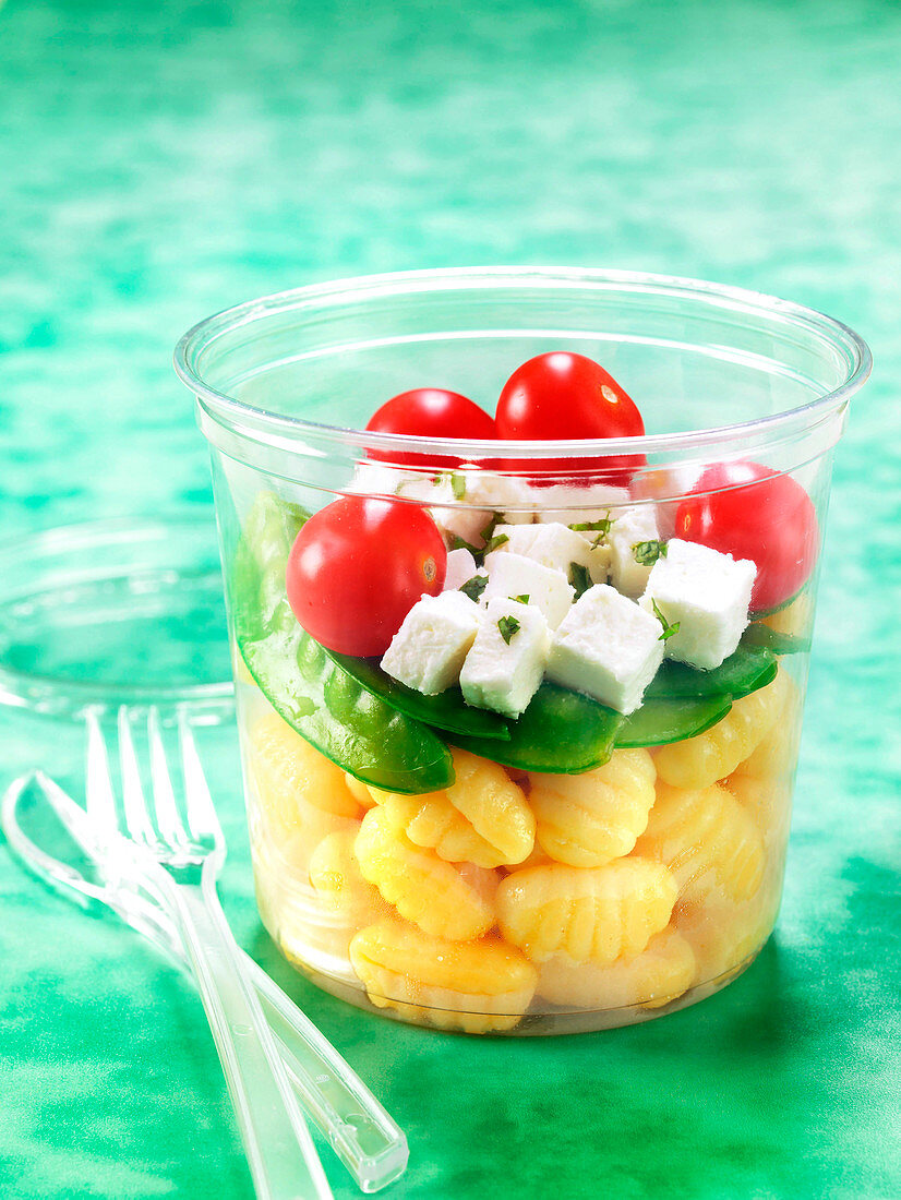 Salat mit Gnocchi, Zuckerschoten, Kirschtomaten und Feta im Take-Away-Becher