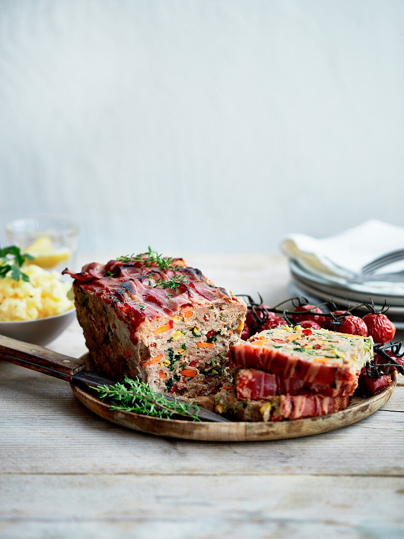 Amerikanischer Hackbraten mit Gemüse und Speck