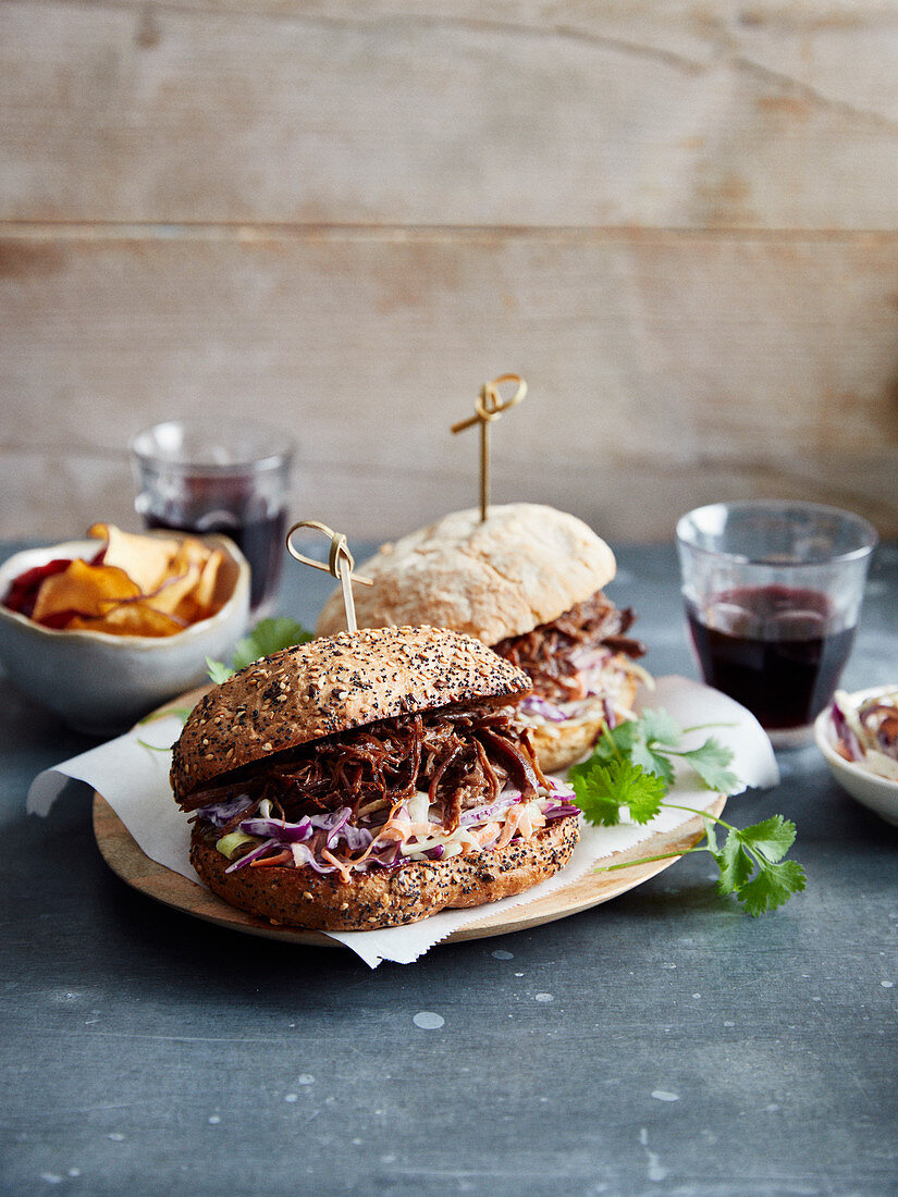 Sandwich mit Wildente in Orangensauce und Rotkrautsalat