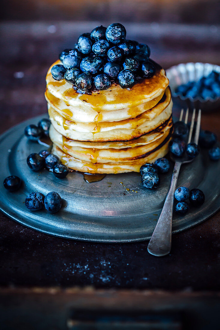 Pancakes mit Honig und Heidelbeeren
