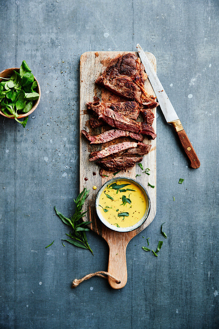 Gegrilltes Rumpsteak mit Estragon-Hollandaise