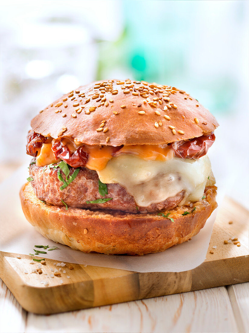 Rindfleisch-Burger mit eingelegten Tomaten und Käse
