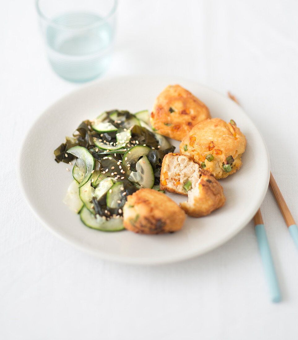 Gurkensalat mit Wakame-Algen, gebackener Tofu mit Gemüse