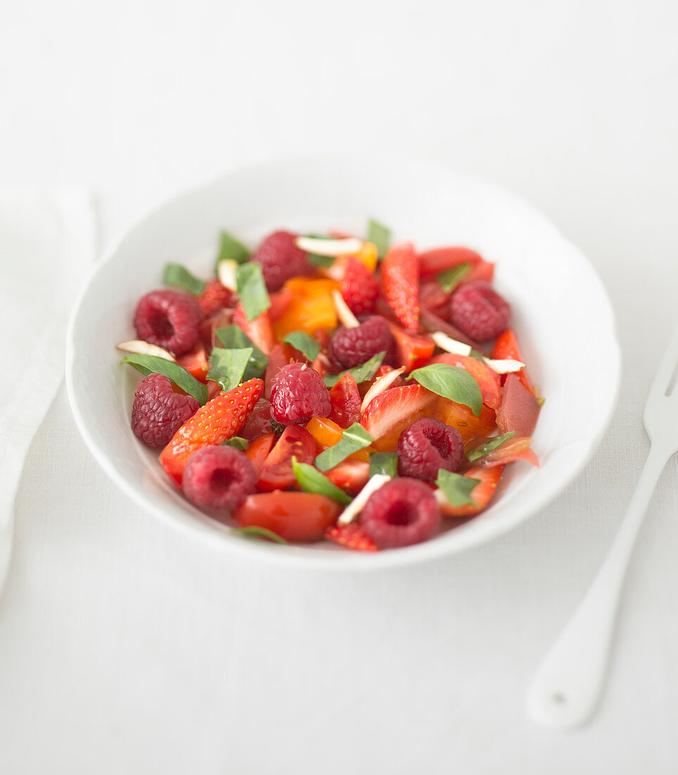 Salat mit Erdbeeren, Himbeeren und Tomaten