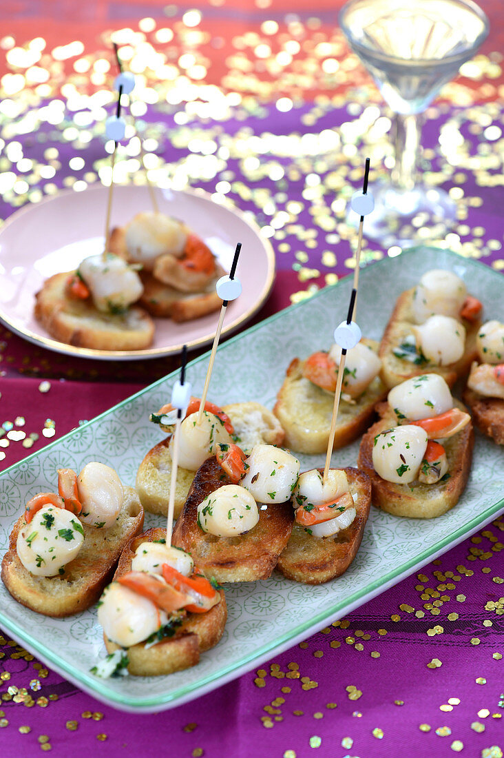 Crostini mit Jakobsmuscheln