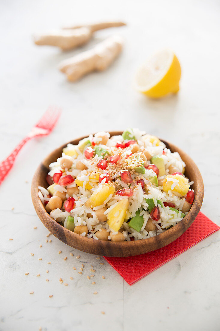 Reissalat mit Granatapfel, Avocado, Ananas, Macadamianüssen und Sesam