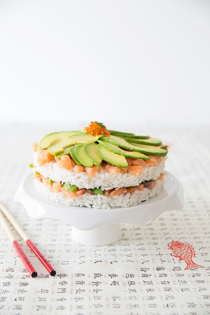 Sushi Cake mit Avocado und Lachs