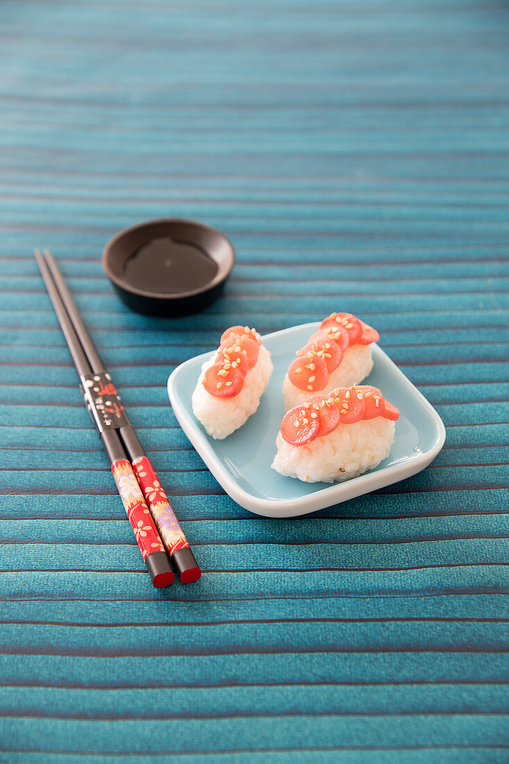Sushi mit mariniertem Rettich