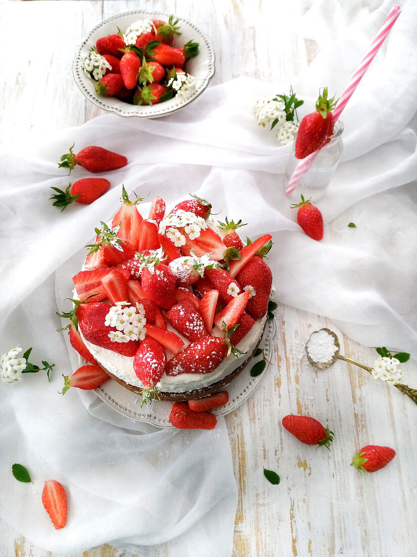 Sponge Cake mit Erdbeeren und Schlagsahne