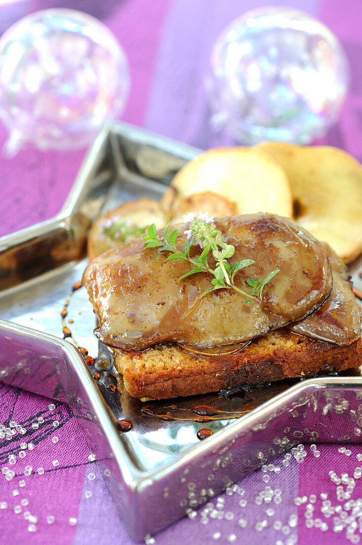 Gebratene Foie Gras mit Bratkartoffeln und Honigkuchen