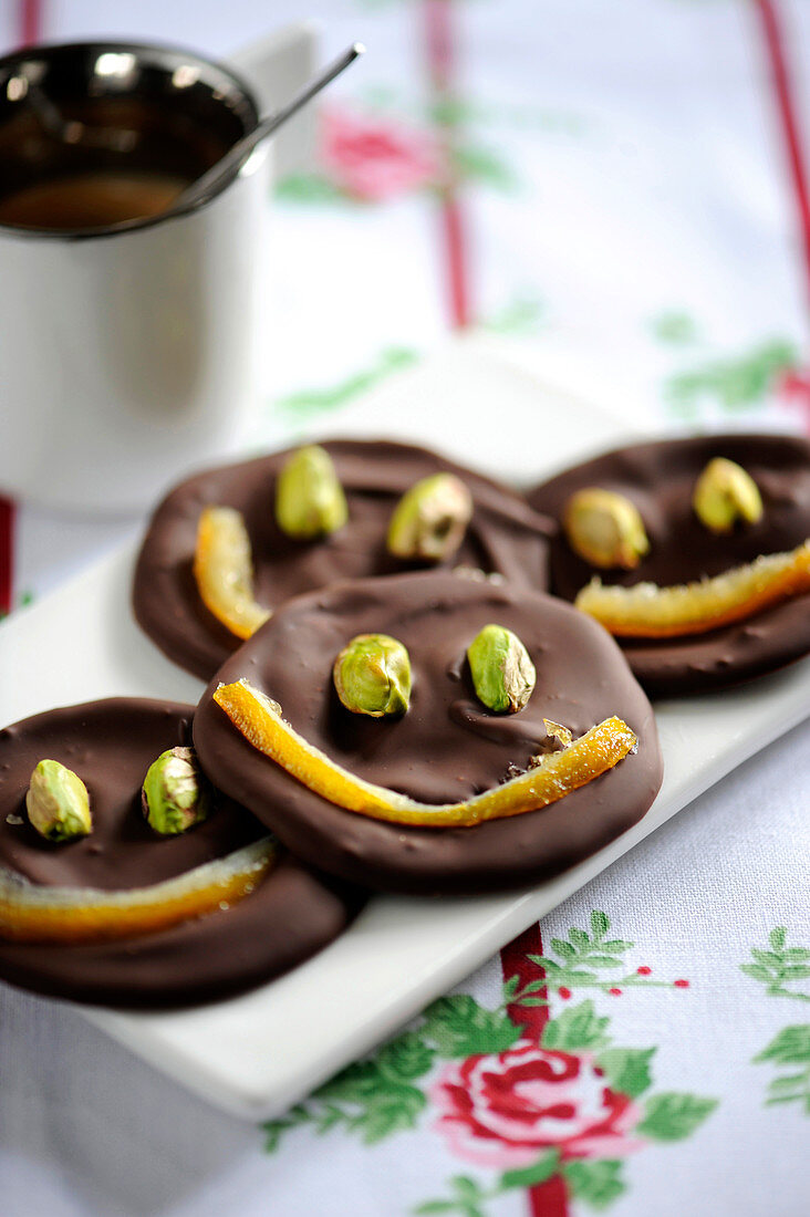 Smiley-Schokotaler mit Pistazien und kandierten Orangenschalen