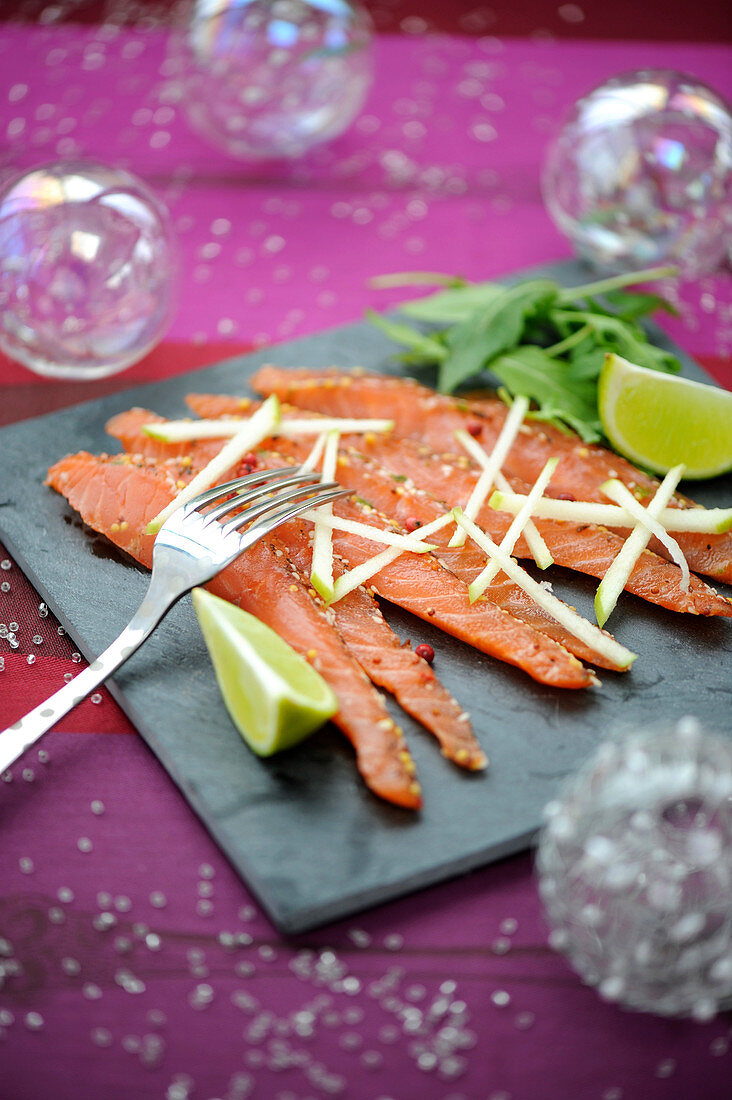 Marinierter Lachs mit Limette und Gewürzen, grüne Apfelsticks