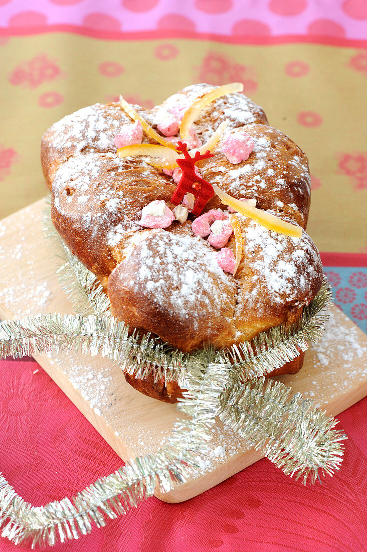 Provenzalischer Hefekuchen mit rosa Mandeln und kandierter Zitronenschale