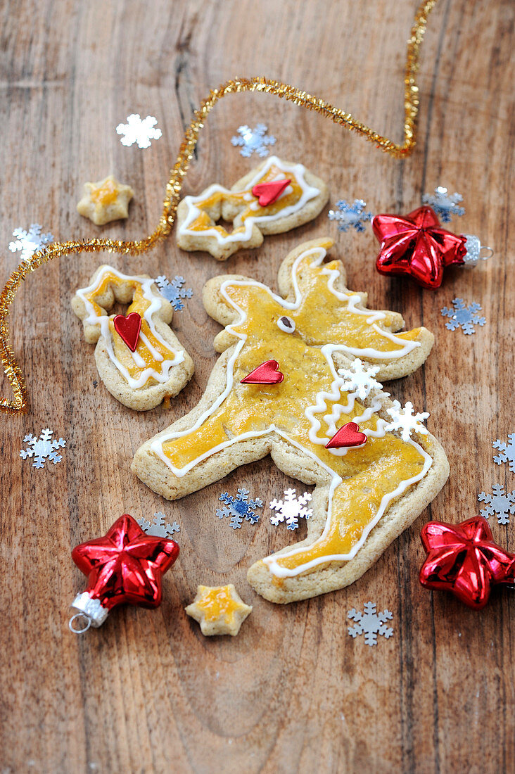 Weihnachtsplätzchen in Form von Rentier und Sternschnuppen