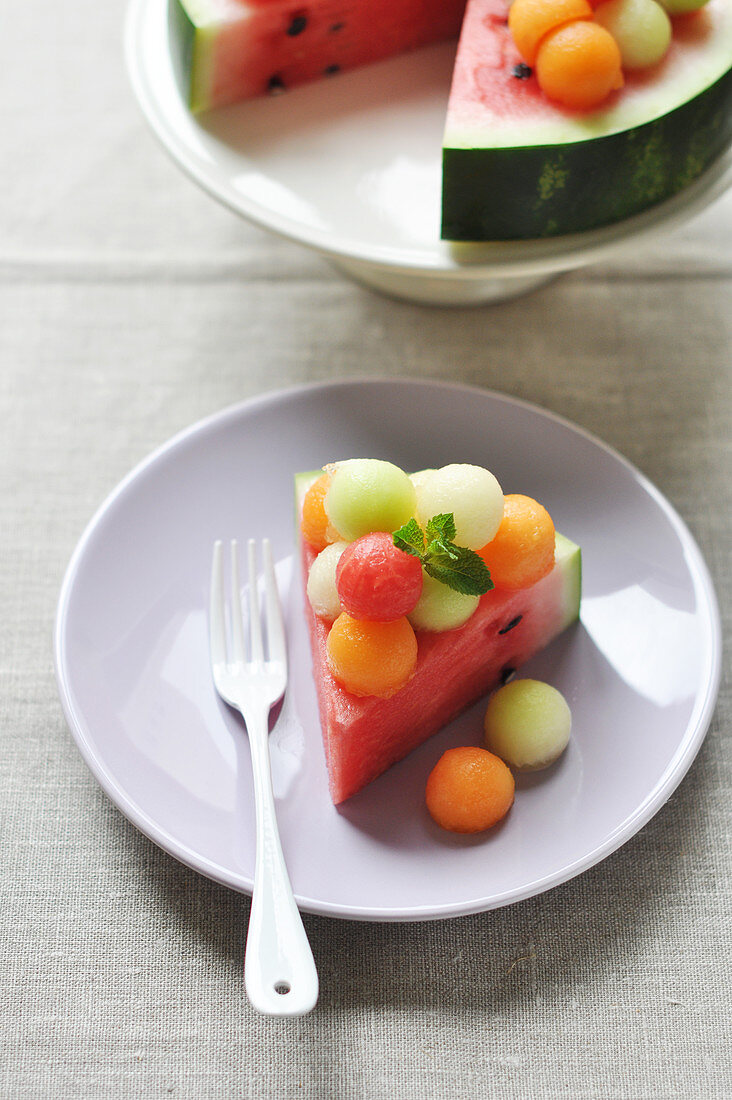 Ein Stück Wassermelone und Melonenbällchen