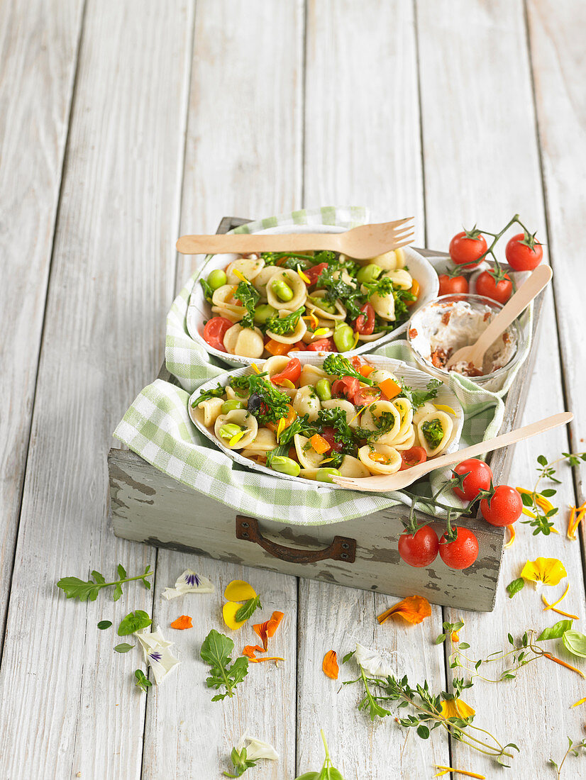 Nudelsalat mit Brokkoli, Tomaten und Saubohnen