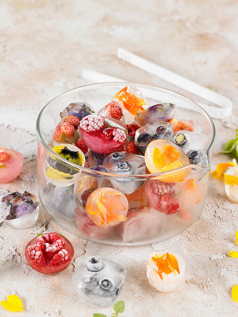 Eiswürfel mit Früchten, Kräutern und Früchten