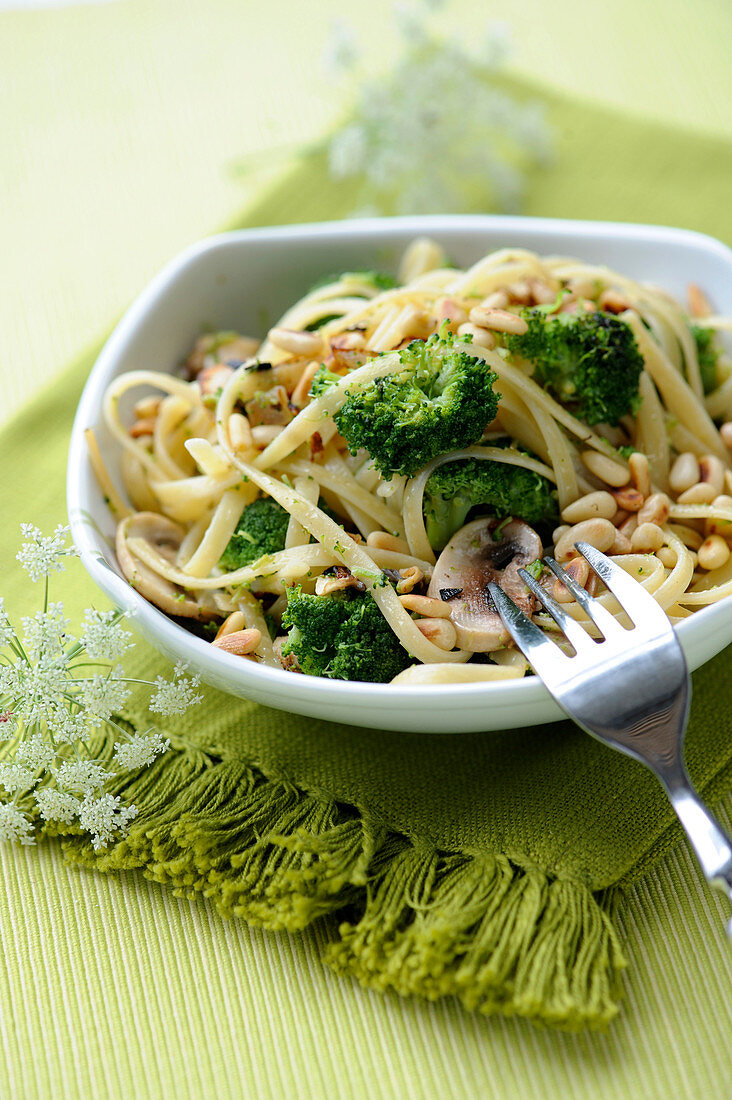Noodles sauté with broccolis