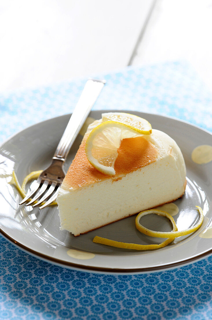 Ein Stück Zitronen-Cheesecake