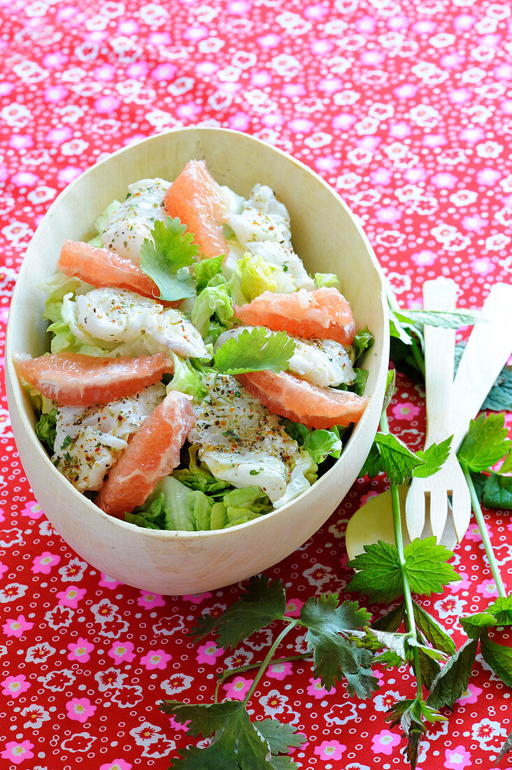 Salat Tahiti mit weißem Fisch und rosa Grapefruit