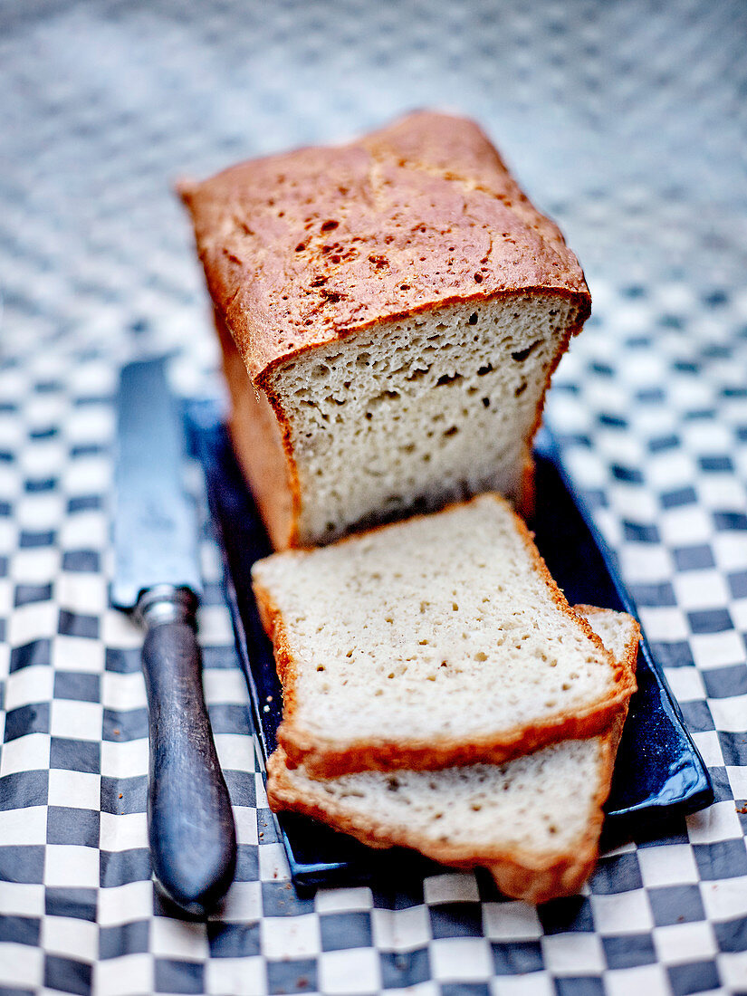 Glutenfreies Brot aus Reismehl und gemahlenen Leinsamen.