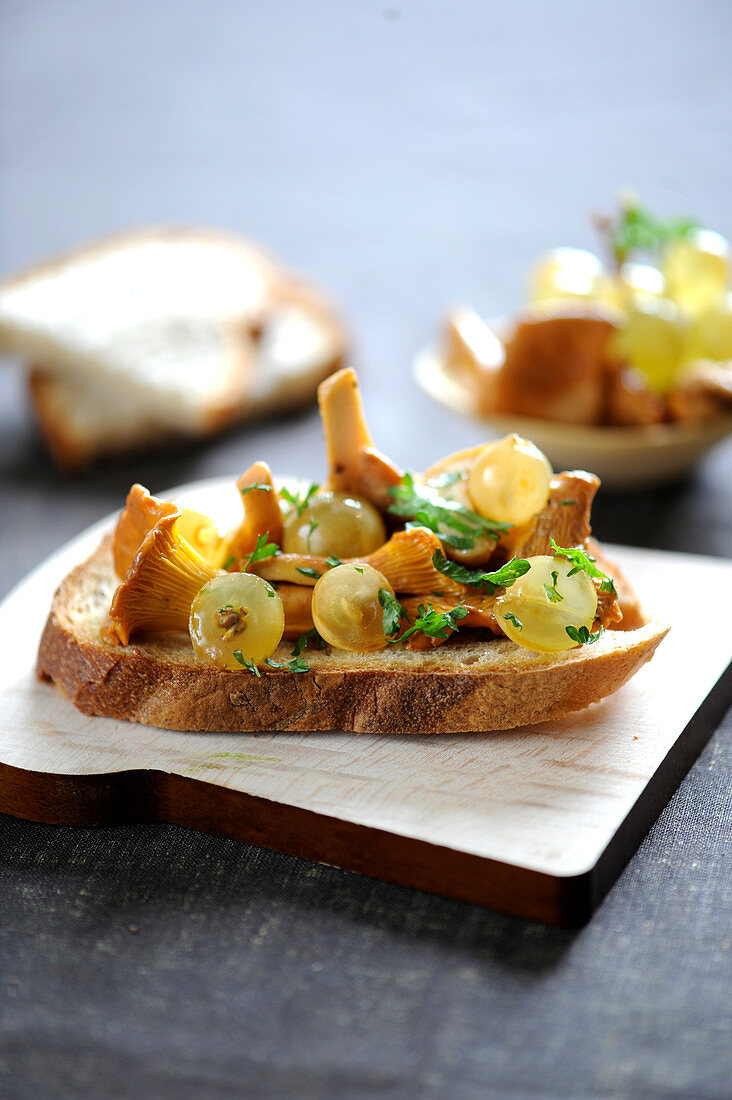 Pfifferlinge mit weissen Trauben auf Weissbrotschnitte