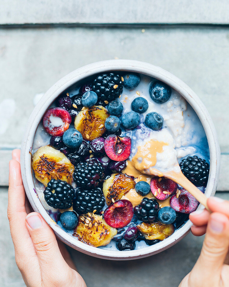 Porridge with blueberries and blackberries