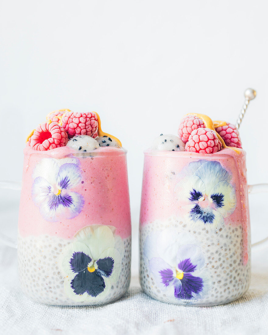 Chiasamen-Kokosmilch-Getränk und geeister Smoothie mit Himbeeren und Pitahaya