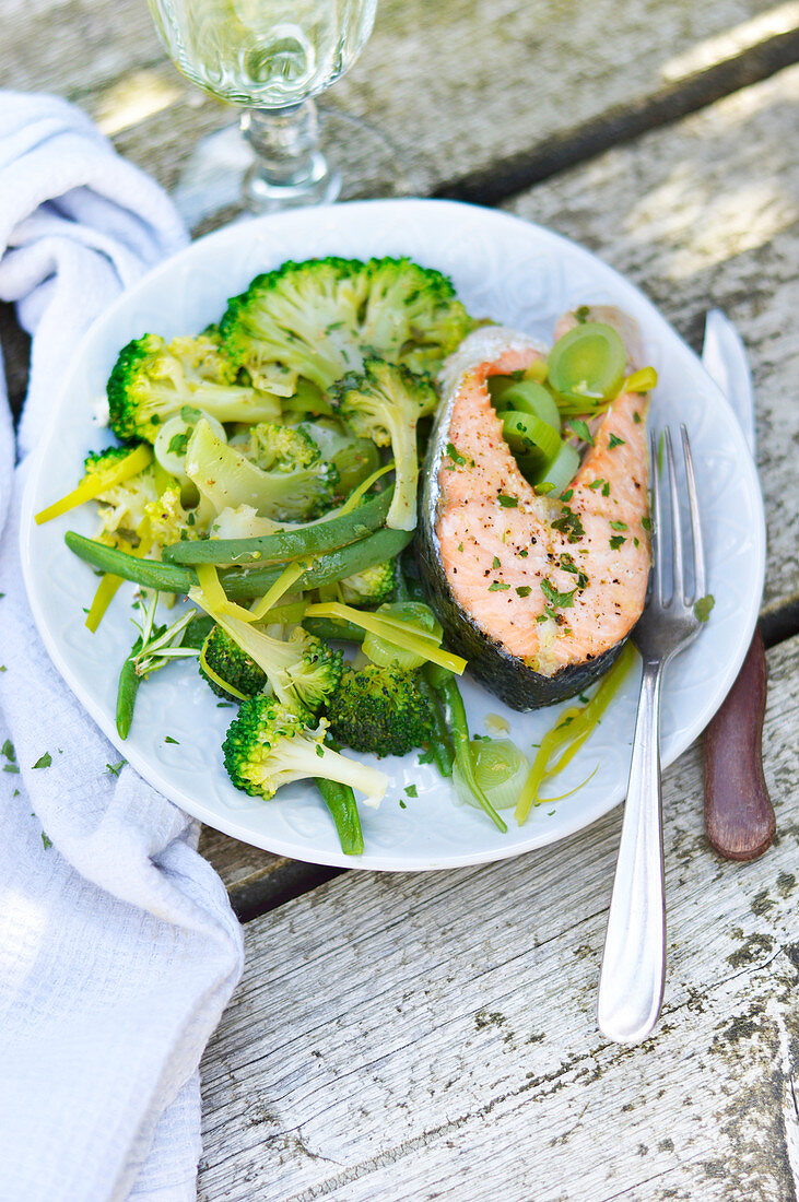 Lachssteak mit Brokkoli, Lauch und grünen Bohnen