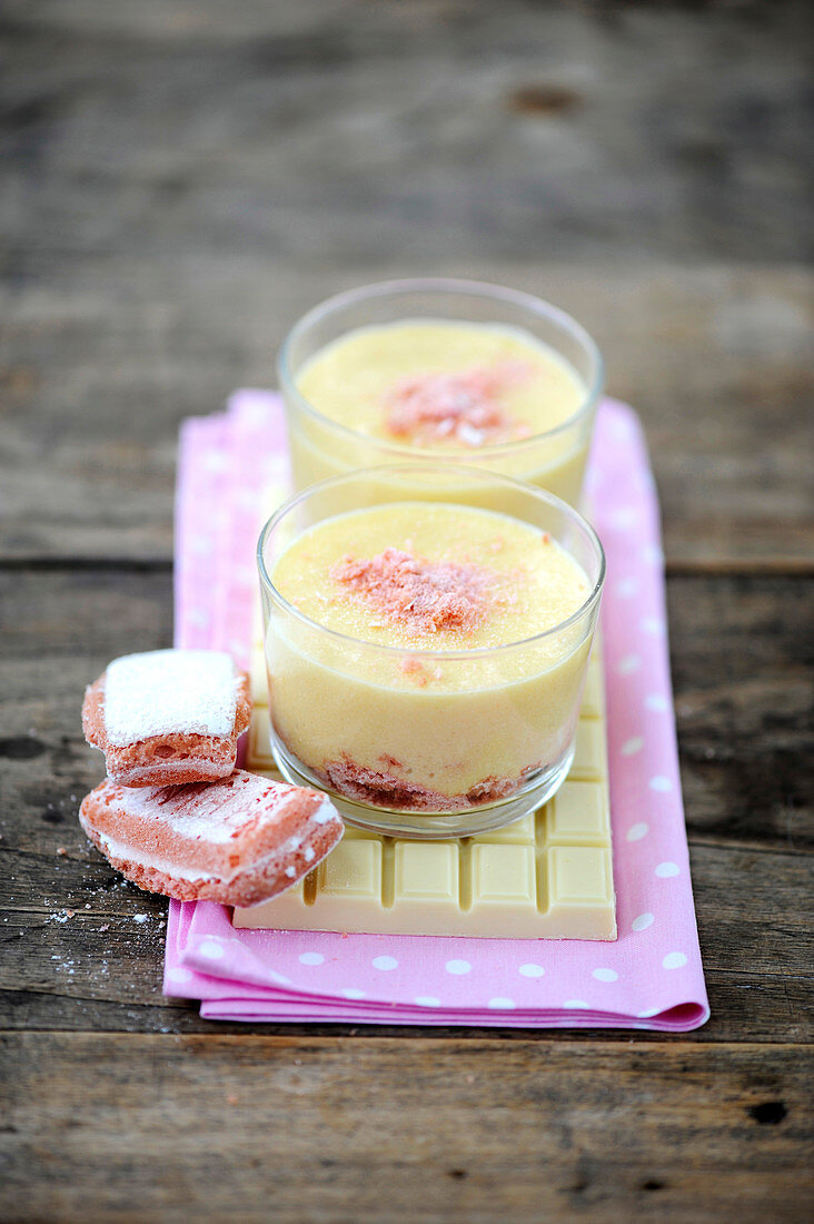 weiße Schokoladenmousse mit rosa Biskuit aus Reims