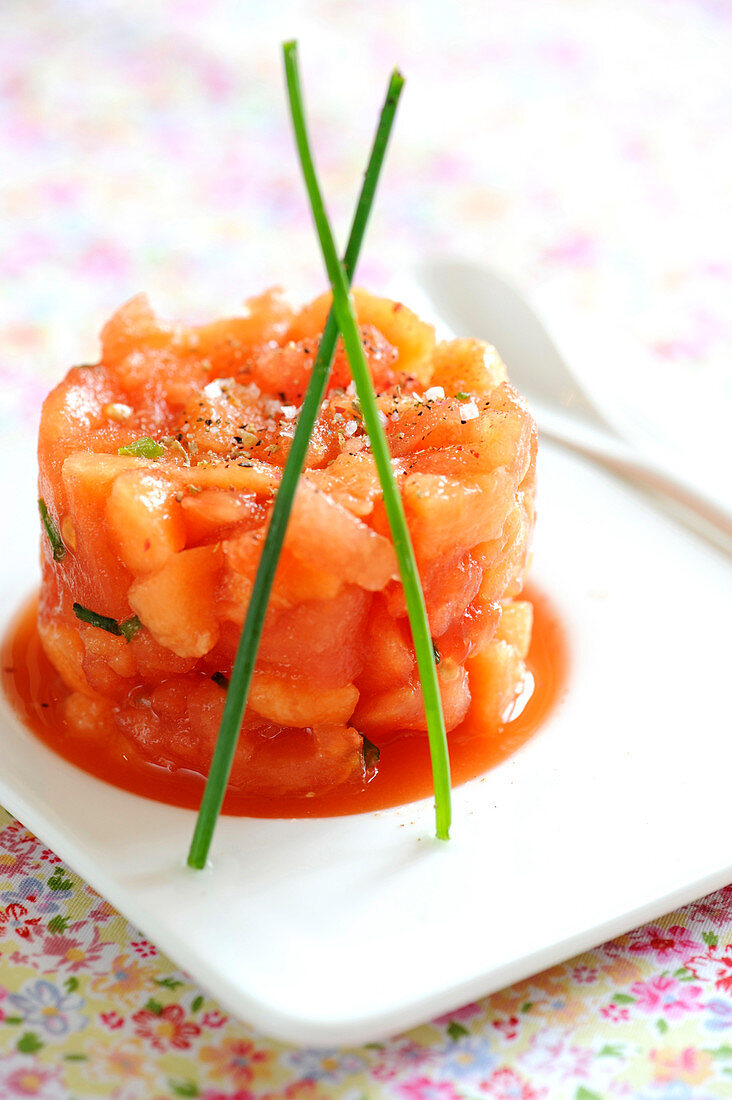 Tomaten-Melonen-Tatar mit Schnittlauch
