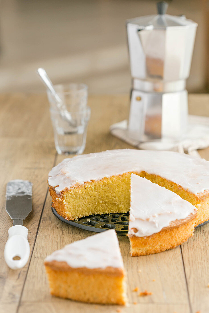 Gateau Nantais (Traditioneller Mandelkuchen mit Zuckerguss aus Nantes), angeschnitten