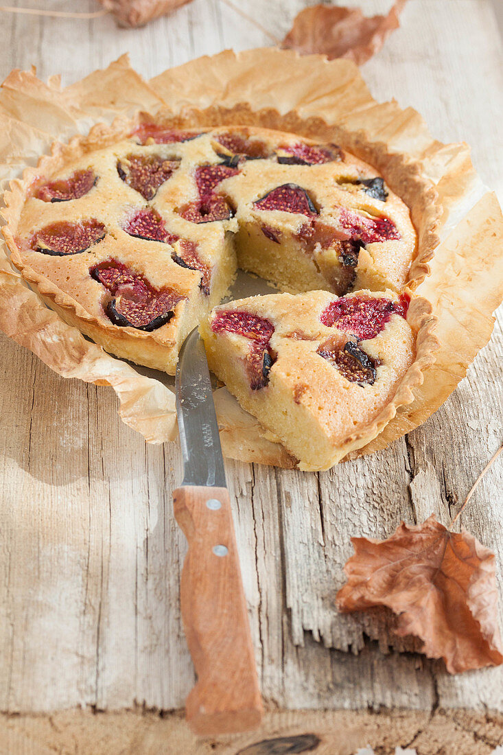 Tarte amandine aux figues (Mandeltarte mit Feigen, Frankreich), angeschnitten