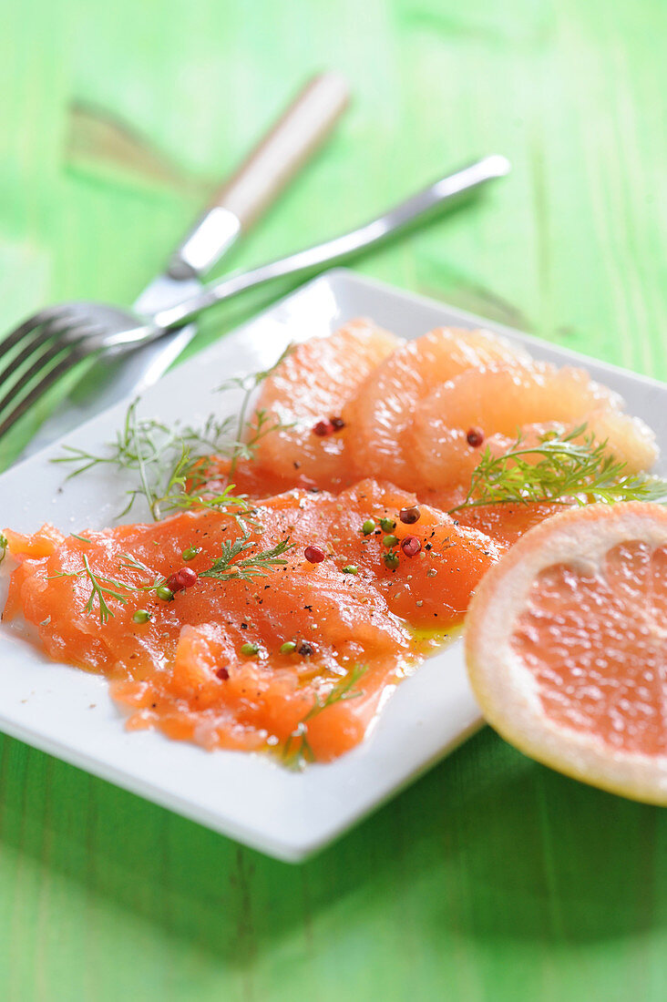 Salmon carpaccio with grapefruit and spices
