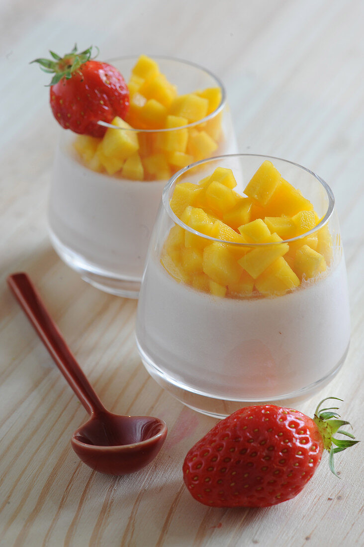 Panna Cotta mit Mango und Erdbeeren