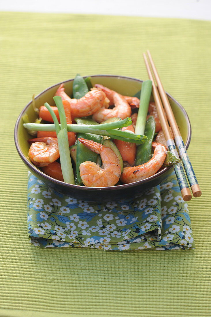 Garnelen mit gebratenem Gemüse aus dem Wok