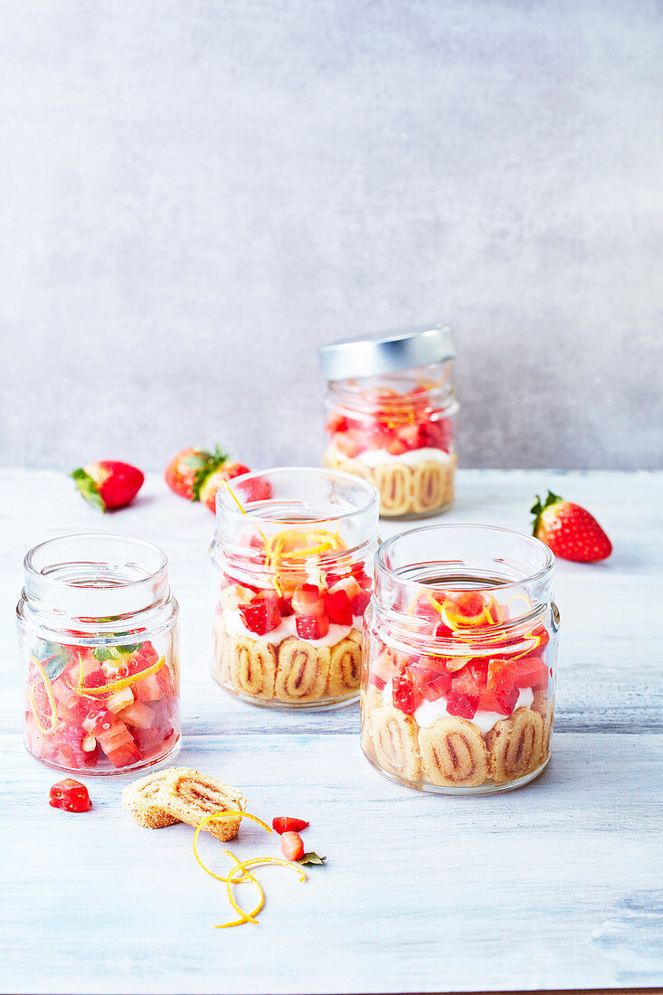 Mini-Erdbeercharlotten im Glas mit Erdbeerragout