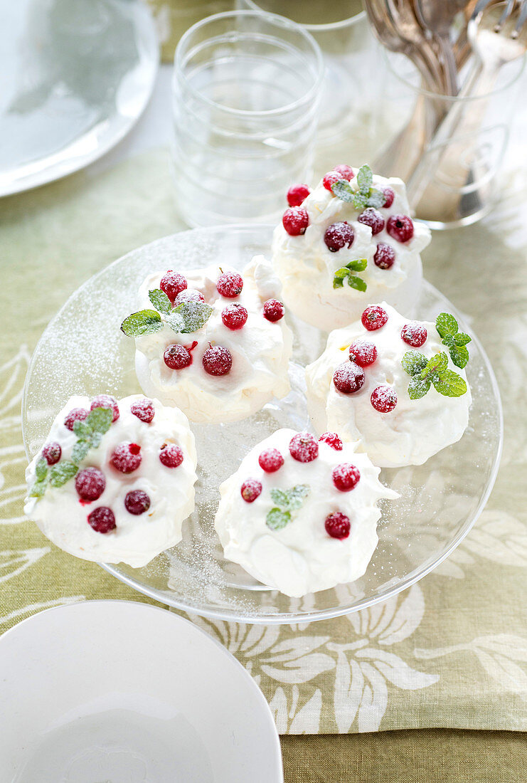 Mini-Pavlovas mit Johannisbeeren