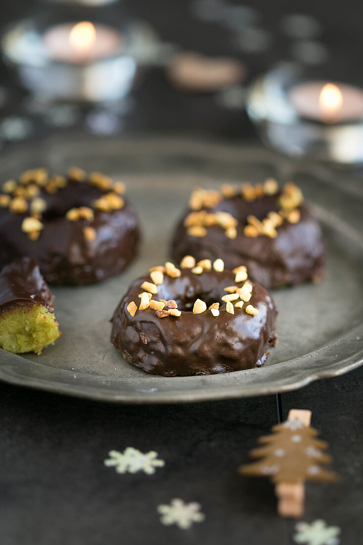 Pistachio and chocolate crown biscuits