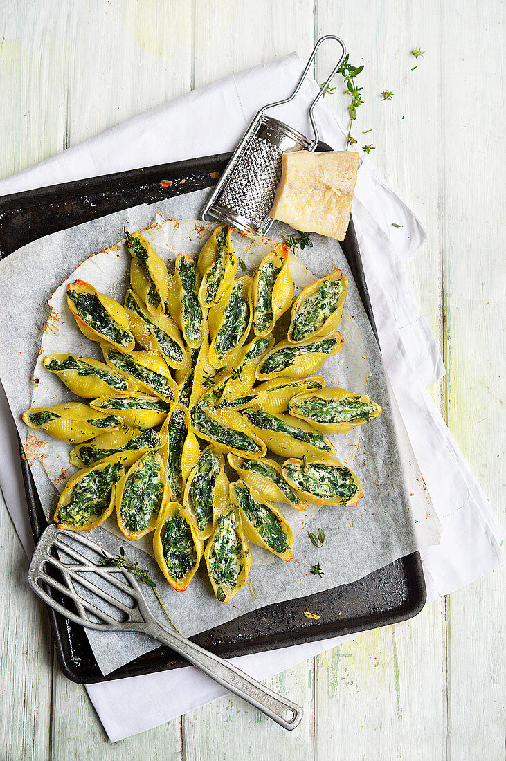 Ricotta,spinach and kale cabbage flower-shaped pasta cake