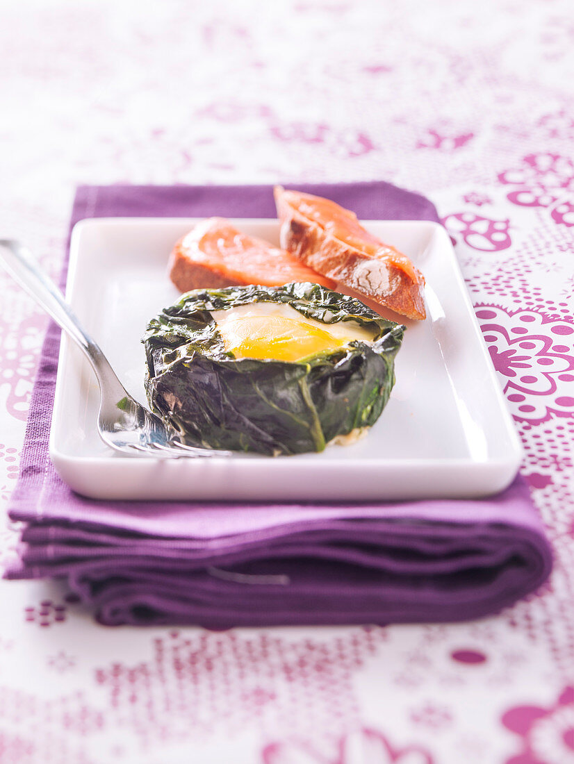 Shirred egg in spinach casing,salmon on sliced bread